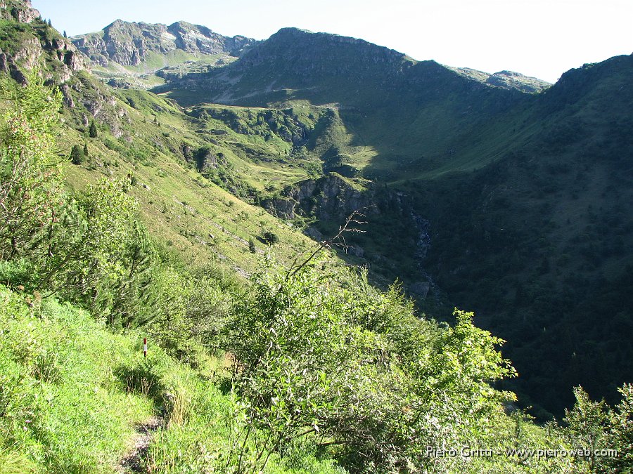 Valcorte 030.jpg - Dal sentiero che scende dal Passo della Marogella vista  sulla Valle della Corte